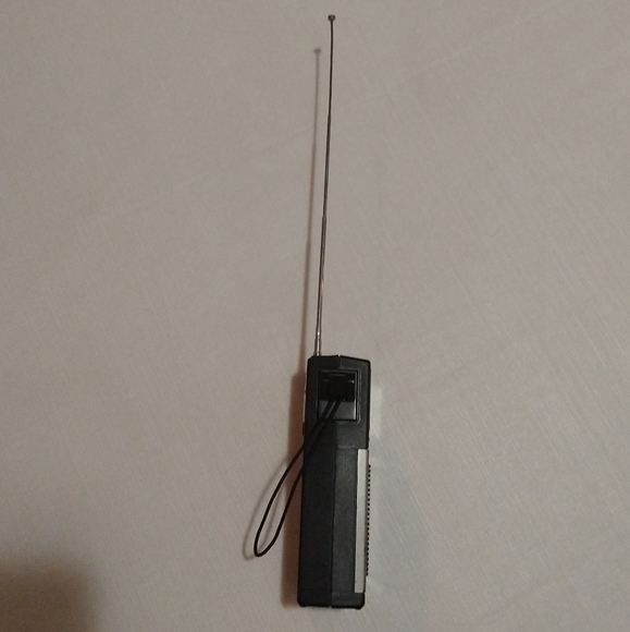 Vintage GE Handheld Radio w/TV Sound - Picture 9 of 11